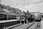86 346 (Bw Kreuzberg) wartet im Bahnhof Remagen mit ihrem Zug ins Ahrtal. Rechts steht E 40 162 vom Bw Koblenz-Mosel, die - wie ihr Zusatzschild unter der Nummer ausweist - für die "RCTS" (The Railway Correspondence and Travel Society), einer Vereinigung britischer Eisenbahnfreunde, unterwegs ist. Während die 86er bei den Ulmer Eisenbahnfreunden überlebte, wurde E 40 162 (140 162) am 12.07.2010 ausgemustert und verschrottet. (12.09.1959) <i>Foto: Robin Fell</i>