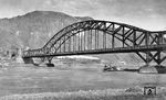 Die Brücke von Remagen, deren Name zur Zeit ihres Bestehens Ludendorff-Brücke lautete, verband die linke Rheinstrecke bzw. Ahrtalbahn bei Remagen mit der rechten Rheinstrecke bei Erpel. Die Brücke wurde im Ersten Weltkrieg aus militärstrategischen Gründen errichtet und spielte in der Schlussphase des Zweiten Weltkriegs in Deutschland eine wichtige Rolle: Beim Rückzug der Heeresgruppe B unter Walter Model auf die rechte Rheinseite sollten alle Rheinbrücken gesprengt werden. Amerikanische Truppen unterbrachen die Sprengkabel zur Ludendorffbrücke und vereitelten damit ihre Sprengung. Damit hatten die US-Truppen ab dem 7. März 1945 einen Rheinübergang. Von deutscher Seite wurde vergeblich versucht, die Brücke noch aus der Luft zu zerstören. Aufgrund von Beschädigungen durch einen vorausgegangenen, zunächst gescheiterten Sprengversuch deutscher Truppen stürzte die Brücke am 17. März 1945 schließlich ein. Weil die Verkehrsstrecke nach dem Krieg nur noch geringe Bedeutung hatte, wurde sie nicht wieder aufgebaut. Auf der rechten Rheinstrecke dampft ein Güterzug mit einer pr. G 10 vorbei. (1931) <i>Foto: RVM</i>