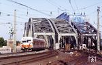 Am 26. Mai 1990 wurde die S-Bahn-Stammstrecke zwischen Köln-Nippes und Köln-Mülheim eröffnet. Hier fährt der geschmückte Eröffnungszug von der Hohenzollernbrücke kommend in den Kölner Hauptbahnhof ein. (26.05.1990) <i>Foto: Peter Schiffer</i>