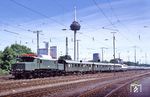194 580 mit einem Sonderzug im Bahnhof Köln-West. Am Zugschluss hängt 110 281. (27.05.1990) <i>Foto: Peter Schiffer</i>