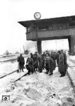 Belgische Soldaten helfen am Stellwerk "Gn" (heute "Gnf") in der Nordausfahrt des Gremberger Rangierbahnhofs, den Schneemassen Herr zu werden. (02.1956) <i>Foto: Fischer</i>
