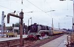 18 201 mit einem Sonderzug von Berlin nach Gernrode in Magdeburg Hbf. (01.09.1990) <i>Foto: Peter Schiffer</i>