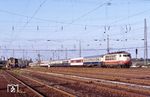 103 235 rauscht mit IC 625 "Meistersinger" (Hannover – München) durch den Bahnhof Kalscheuren, südlich von Köln, dessen Domspitzen über dem 5. Wagen emporragen.  (16.09.1990) <i>Foto: Peter Schiffer</i>
