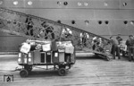 Ankunft des Doppelschrauben-Turbinendampfers "New York" der Hamburg-Amerika-Linie am Pier "Steubenhööft" in Cuxhaven.  (05.1937) <i>Foto: Walter Hollnagel</i>