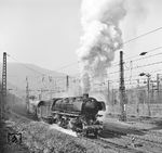 Die Kaiserlauterner 44 1276 setzt sich mit einem Güterzug im Rangierbahnhof von Bingerbrück in Bewegung. (26.10.1963) <i>Foto: Joachim Claus</i>