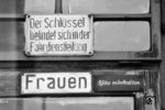 Hinweisschilder auf dem Bahnhof Vordernberg in der Steiermark. (17.05.1963) <i>Foto: Joachim Claus</i>