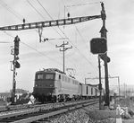 E 10 112 (Bw Heidelberg) vor E 639 an der deutsch/schweizerischen Grenze in Basel. (05.11.1963) <i>Foto: Joachim Claus</i>