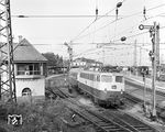 E 10 1269 (Bw Heidelberg) fährt mit F 10 "Rheingold" durch den Bahnhof Offenburg. Zur Hervorhebung des exklusiven Zuges erhielten Lok und Wagen ab 1962 zunächst eine kobaltblau/beige Lackierung, später die purpurrot/beige TEE-Farbgebung. (06.10.1963) <i>Foto: Joachim Claus</i>