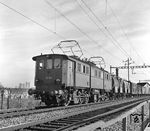 E 91 100 mit einem Güterzug zwischen Basel SBB und Basel Badischer Rbf. (05.11.1963) <i>Foto: Joachim Claus</i>