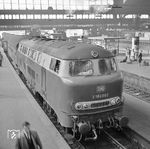 Vorserienlok V 160 002 in Hamburg Hbf. Die am 08.12.1960 in Dienst gestellte Lok wurde zwei Tage nach dieser Aufnahme von Hamburg nach Lübeck umstationiert, blieb aber weiterhin häufiger Gast in der Hansestadt an der Elbe. (29.04.1963) <i>Foto: Joachim Claus</i>