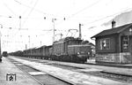 ÖBB 1020.11 (ex E 94 090, die am 07.09.1943 fabrikneu dem Bw St. Valentin zugeteilt worden war) fährt mit einem Güterzug durch Jenbach/Tirol. (19.06.1957) <i>Foto: Kurt Eckert</i>
