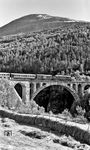 Eine NOHAB der DSB mit Zug 351 auf der Kyllingbrücke (norwegisch: Kylling bru) über die Rauma bei Verma. Die Kyllingbrücke ist eine Steinbrücke, die 59 Meter hoch und 76 Meter lang ist und zwischen von 1913 und 1922 erbaut wurde. Sie überquert die Rauma und ist eine der berühmtesten Bahnbrücken Norwegens und zugleich Wahrzeichen der Strecke.  (24.07.1974) <i>Foto: Dr. Thomas Obst</i>
