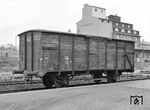 Diese Güterwagen der Bauart G02 wurden erstmals 1895 unter den Bezeichnung Gml von der preußischen Staatsbahn beschafft. Durch den Deutschen Staatsbahnwagenverband (DWV) wurden die gängigsten elf Güterwagenarten, darunter auch der G02, neu konstruiert und in sogenannten Musterblättern (Bauplänen) von A1 bis A11 dokumentiert, um eine Standardisierung im Güterwagenbau zu erreichen. Meist orientierte man sich bei der Konstruktion an den bewährten preußischen Güterwagen, sodass z.B. das Musterblatt A2 (Güterwaggon vom Typ G10) bis auf wenige Änderungen genau einem G02 entspricht.Der G02 stellt somit den direkten Vorgänger des G10 dar, der mit über 120.000 gebauten Exemplaren zu den zweithäufigsten gebauten Güterwagen der Welt zählt. Viele G02 Wagen wurden nachträglich gemäß dem Musterblatt A2 zu einem G10 aufgerüstet. (08.1964) <i>Foto: Reinhard Todt</i>