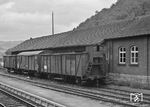 Güterwagen an der Güterabfertigung in Arnsberg im Sauerland. Vorne die Länderbauart G05 mit Bremserhaus. (09.1961) <i>Foto: Reinhard Todt</i>