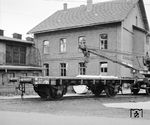 Der Xf08-Wagen 475980 als Kranbeiwagen im Bahnhof Warburg. (06.1960) <i>Foto: Reinhard Todt</i>