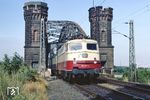 112 487 (Bw Hamburg 1) verlässt mit D 1841 "Fehmarn-Express" (Köln - Neuss - Düsseldorf - Essen - Gelsenkirchen - Dortmund - Hannover - Lübeck - Puttgarden) die alte Düsseldorfer Rheinbrücke. (21.07.1983) <i>Foto: Wolfgang Bügel</i>