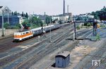 Als Wuppertal-Barmen noch ein "richtiger" Bahnhof war, fährt 111 134 mit N 5523 dort ein. Die heile Eisenbahnwelt mit Gleiswaage und Verladekran sind längst Geschichte. (21.07.1983) <i>Foto: Wolfgang Bügel</i>