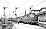 E 41 025 war am 12.12.1956 fabrikneu beim Bw München Hbf in Dienst gestellt worden und schiebt hier einen Wendezug aus dem Hauptbahnhof der bayerischen Hauptstadt. (20.06.1957) <i>Foto: Kurt Eckert</i>