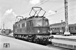 Bis zum Erscheinen der Baureihe E 03 (103) war die E 19 die stärkste und schnellste E-Lok der DB. Sie erreichte eine zulässige Höchstgeschwindigkeit von 180 km/h und war konstruktiv sogar für Geschwindigkeiten bis 225 km/h ausgelegt. Wegen des Ausbruchs des Zweiten Weltkriegs unterblieb eine Serienfertigung und nur vier Maschinen (E 19 01 und 02 von AEG und E 19 11 und 12 von Siemens-Schuckert [SSW]/Henschel) wurden in Dienst gestellt. Nach dem Krieg wurde ihre Geschwindigkeit auf 140 km/h reduziert, da hohe Fahrgeschwindigkeiten zunächst nicht mehr benötigt wurden. In München Hbf steht die mittlerweile in grün/schwarz lackierte E 19 01.  (20.06.1957) <i>Foto: Kurt Eckert</i>