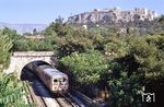 Vor der Kulisse der berühmten Akropolis ist ein Zug der Metro Athen unterwegs. Die Akropolis, eine Stadtbefestigung, die zwischen 467 v. Chr. und 406 v. Chr. entstanden ist, ist seit 1986 Teil des UNESCO-Weltkulturerbes. (27.05.1990) <i>Foto: Manfred Kantel</i>