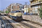 Mit einem eher bescheidenen Güterzug ist OSE 411 (ex 221 105) in Athen unterwegs. (28.05.1990) <i>Foto: Manfred Kantel</i>