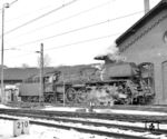 01 530 (Bw Erfurt P) rückt in das Bw Bebra ein. Bebra war bis 1989 einer der sieben Grenzbahnhöfe im Verkehr mit der DDR. Seit 1949 gab es Reiseverkehr zwischen West und Ost über Bebra, ab 1961 auch Transitzüge nach West-Berlin. Da es die DDR ablehnte, Bundesbahn-Lokomotiven bzw. -Personale auf das Gebiet der DDR fahren zu lassen, kamen DR-Lokomotiven bis Bebra. Zur Freude der Eisenbahnfans waren dies bis 1973 Loks der Baureihen 01 bzw. 01.5 des Bw Erfurt. Obwohl diese für westliche Eisenbahnfreunde nur auf dem knapp 20 km kurzen Streckenstück zwischen Bebra und Obersuhl erreichbar waren, zogen sie Scharen von Fotografen an. Dies lag auch an der durchaus reizvollen Streckenführung, die von beiden Seiten bis zum Hönebach-Tunnel, der die Wasserscheide zwischen Werra und Fulda markiert, anstieg. (30.03.1970) <i>Foto: Dieter Kempf</i>