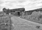 Ein ETA 150 (möglicherweise ETA 150 071 oder 271) passiert eine Brückenbaustelle in Scheid bei (Volkmarsen-) Ehringen, die wohl nicht nur in der Höhe beschränkt, sondern auch für den Ausbau der Landstraße L 3075 nach Volkmarsen zu schmal war. (08.1968) <i>Foto: Reinhard Todt</i>