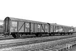 Der gedeckte Güterwagen Glmehs50 "201 203", gekuppelt mit einer 3-achsigen Leig-Einheit, ebenfalls gebaut von Linke-Hofmann-Busch aus Salzgitter. Der Glmehs 50, später Gos 245, stammt aus der ersten Serie von 1953. Ab 1954 gab es nur noch Wagen mit Plattenwänden. Insgesamt ca. 12.000 Stück. (1954) <i>Foto: Bustorff</i>