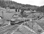 V 200 126 fährt mit einem Schnellzug aus Konstanz durch den heute aufgelassenen Haltepunkt Nussbach auf der Schwarzwaldbahn. (05.1967) <i>Foto: Reinhard Todt</i>