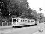 Tw 56 mit Beiwagen 82 und Arbeitswagen 101 auf der meterspurigen Thüringerwaldbahn, die von Gotha ausgehend den Nordrand des Thüringer Waldes bedient. Bei der Aufnahme in der Bürgeraue in Gotha ist der Triebwagen nach Tabarz zum 60. Streckenjubiläum geschmückt, das eigentlich erst ein Jahr später hätte gefeiert werden dürfen, denn die Bahn wurde zwar 1928 weitergebaut, wurde aber erst am 17. Juli 1929 eingeweiht. (06.1988) <i>Foto: Hans-Jürgen Trunk</i>