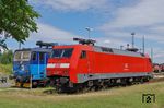 Im Bw Leipzig-Engelsdorf warten DB-Cargo-Lok 152 078 (Bh Nürnberg) und CD 372 012 auf den nächsten Einsatz. (19.07.2016) <i>Foto: Andreas Höfig</i>