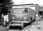 Vorstellung des Schienen-Straßenbus in Wengern Ost. Das Fahrzeug war mit einem Dieselmotor von Klöckner-Humboldt-Deutz aus dem Omnibusbau ausgerüstet. Dieser hatte eine Leistung von 88 Kilowatt (120 PS). Er ermöglichte eine Geschwindigkeit von 80 km/h auf der Straße und 120 km/h auf Schienen. Die Fahrzeuge boten 43 Sitzplätze und 15 bis 24 Stehplätze. (1951) <i>Foto: Willi Marotz</i>