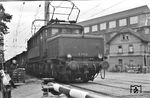 E 93 15 (Bw Kornwestheim) mit einem Güterzug in Esslingen. (21.06.1957) <i>Foto: Kurt Eckert</i>