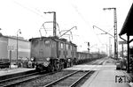 E 91 16 fährt mit einem Güterzug auf der Filstalbahn durch den Bahnhof Oberesslingen. (21.06.1957) <i>Foto: Kurt Eckert</i>