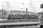Zwei Württemberger (75 061 und 93 805) in Stuttgart Hbf. Auch 93 805 stammt nicht wie man scheinbar vermuten könnte aus preußischen Beständen, sondern war ein Nachbau für die Königlich Württembergische Staats-Eisenbahnen aus dem Jahr 1921 durch Esslingen, also eine waschechte schwäbische Lok. (22.06.1957) <i>Foto: Kurt Eckert</i>