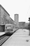 VT 06 110 verlässt als FT 30 "Münchener Kindl" den Stuttgarter Hauptbahnhof. (22.06.1957) <i>Foto: Kurt Eckert</i>