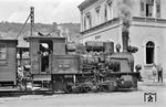 99 7204 wurde am 23.05.1904 als Lok 4 an die Schmalspurbahn Mosbach - Mudau geliefert. Mit einer Leistung von 160 PS kam sie bei den schwierigen Geländeverhältnissen (maximale Steigung 1 : 40, bei einem kleinsten Kurvenradius von 100 Metern) der Bahn oft an ihre Leistungsgrenze. Nach ihrer Ausmusterung am 10.03.1965 erwarb sie ein Sägewerksbesitzer aus Bayern die Maschine und stellte sie als Denkmal auf. Im Frühjahr 1998 wurde die Lok von der Märkischen Museums-Eisenbahn übernommen und nach Hüinghausen ins Sauerland transportiert. 2014 wurde sie an eine Privatperson aus den Niederlanden verkauft. (22.06.1957) <i>Foto: Kurt Eckert</i>