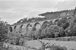 65 010 (Bw Darmstadt) mit einem Personenzug auf dem Himbächelviadukt (250 m) zwischen Beerfelden Hetzbach und Ebersberg (b Erbach) auf der Odenwaldbahn. (22.06.1957) <i>Foto: Kurt Eckert</i>
