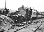 Zerstörte Wagen nach einem deutschen Stukaangriff auf der Krim, die im Zweiten Weltkrieg heftig umkämpft war. (26.11.1941) <i>Foto: RVM</i>