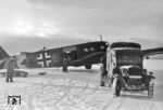 Auch die deutsche Luftwaffe hatte ihre Probleme im strengen Winter 1941/42. Auf dem Flughafen Riga-Spilve wird eine Ju 52 entladen. (05.12.1941) <i>Foto: RVM</i>