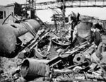 Die verwüstete Rhenania-Raffinerie (vormals Royal Dutch Shell) in Hamburg. (05.1945) <i>Foto: Pressefoto ACME</i>