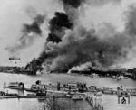Blick auf das brennende Hafengelände in Hamburg-Steinwerder. (1945) <i>Foto: Pressefoto ACME</i>