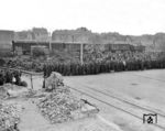 Deutsche Kriegsgefangene warten in Bamberg auf den Abtransport in amerikanische Gefangenschaft. (16.04.1945) <i>Foto: Pressefoto ACME</i>