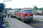 216 051 (Bw Oldenburg) ist mit E 3276 in Varel eingetroffen, wo die Jungs vom Bund den Zug kräftig nutzen wollen. (30.08.1983) <i>Foto: Wolfgang Bügel</i>