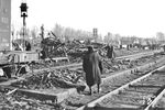 Nach einem sowjetischen Fliegerangriff stehen Reichsbahner und Soldaten vor den Trümmern eines unbekannten Bahnhofs in der Ukraine. Da wird wohl auch der eingetroffene Hilfszug No. 339 (links im Bild) nicht mehr viel ausrichten können. (1943) <i>Foto: Privatfoto</i>