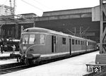 Von 1957 bis 1959 war der mittlerweile in rot/anthrazit lackierte ET 11 01 als Ft 29/30 „Münchner Kindl" zwischen Frankfurt und München im Einsatz und wartet hier im Münchener Hbf auf seine Abfahrt. Durch das noch kleine elektrifizierte Netz und das beschränkte Platzangebot gab es aber immer wieder Probleme für einen sinnvollen Einsatz, so dass er 1961 außer Dienst gestellt wurde. ET 11 01 wurde 1964 zum Bahndienstfahrzeug "Mü 5015ab", später in "Mü 1001/1002" umgebaut und trug ab 1968 die Nummer 723 001. 1971 gelangte er zur Deutschen Gesellschaft für Eisenbahngeschichte (DGEG) und steht heute im Eisenbahnmuseum Neustadt/Weinstraße.  (07.1959) <i>Foto: Reinhard Todt</i>
