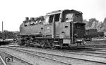 Zehn Maschinen der Baureihe 81 wurden im Rahmen des Einheitsdampflokomotive-Programmes im Jahr 1928 für den Rangierdienst beschafft. Für den Fotografen der BD Münster wurde die bereits abgestellte 81 003 nochmals in Gronau in Position gezogen.  (1961) <i>Foto: Quebe</i>