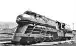 Lehigh Valley ALCO 4-6-2, Klasse K-6B, No. 2089 mit Stromlinienverkleidung in Depew, NY. Die vom Industriedesigner Otto Kuhler entworfene Verkleidung war schwarz lackiert mit roten Absätzen am Kessel und unteren Ende der Schürze sowie weißen schmalen Streifen. Eingesetzt wurde die Lok vor dem "Black Diamond Express", der zwischen Philadelphia und New York verkehrte. (04.1940) <i>Foto: unbekannt</i>