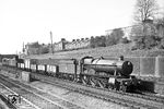 Ex-GWR 49xx (class 4-6-0) No. 5993 "KirbyHall" mit einem gemischten Güterzug in Acton an der Up Relief Line im Gefälle zur North London Line. (04.1961) <i>Foto: A.E. Durrant</i>