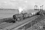 Ex-MoD (Ministry of Defence) Austerity (class WD 2-8-0) No. 90582 mit einem Güterzug in Winswick Junction (Warrington). An der Signalbrücke wartet eine class G2 0-8-0 No. 49448. (1960) <i>Foto: A.E. Durrant</i>